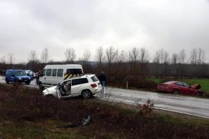Sinop'ta iki otomobil &ccedil;arpıştı: 2 yaralı
