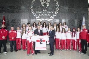 Bakan &Ccedil;ağatay, Buz Hokeyi Kadın Milli takımını kabul etti