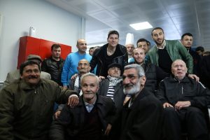 Beşiktaşlı futbolcular Dar&uuml;laceze sakinlerini ziyaret etti