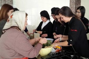 Bursa'da Girit yemeklerini ikinci kuşaktan &ouml;ğreniyorlar