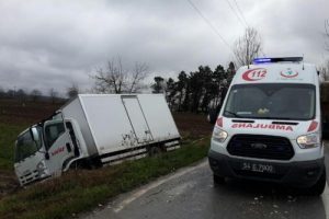 Elektrik direğine &ccedil;arpan kamyonetin s&uuml;r&uuml;c&uuml;s&uuml; yaralandı