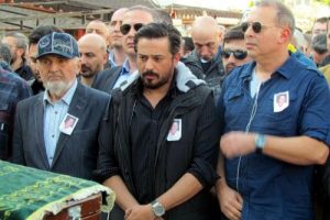 Emre Altuğ, annesini son yolculuğuna uğurladı