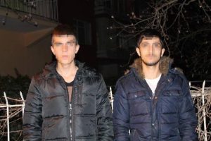 Kasiyerin g&ouml;z&uuml;ne biber gazı sıkıp kasadaki paraları aldılar