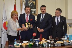 Bakan T&uuml;fenk&ccedil;i İzmir'de