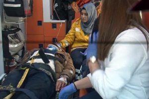 Motosiklet yayalara &ccedil;arptı: 3 yaralı