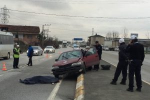 Otomobilin &ccedil;arptığı gen&ccedil; kız hayatını kaybetti
