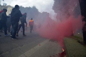 Roma "sarı kırmızı"ya b&uuml;r&uuml;nd&uuml;