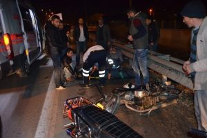 Duran araca &ccedil;arpan motosikletli yaralandı