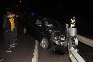 Otomobil bariyere &ccedil;arptı: 1 yaralı