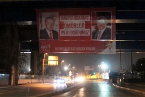 Erdoğan ve Davutoğlu i&ccedil;in dev pankart!