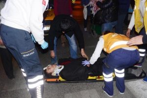 Kırmızı ışıkta ge&ccedil;en engelliye taksi &ccedil;arptı