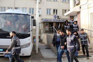 Bursa'da &ouml;rg&uuml;t ve ruhsatsız silah operasyonunda 13 kişi hakim karşısında!