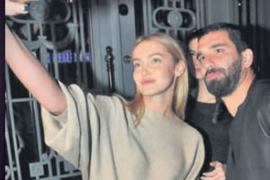 Hayranıyla selfie &ccedil;ekti...