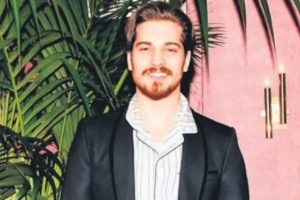 &Ccedil;ağatay Ulusoy'u Johnny Depp'e benzettiler...