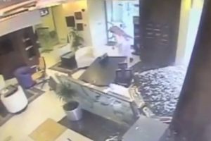 Ofiste &ccedil;alışan adama ilgin&ccedil; s&uuml;rpriz