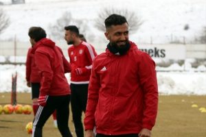 Oumari: "Zor g&uuml;nleri aşıp, g&uuml;zel g&uuml;nler g&ouml;receğiz"