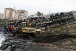 TIR kayalıklara u&ccedil;tu: 1 &ouml;l&uuml;