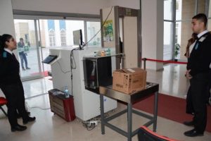 X-ray cihazından ge&ccedil;irilen kutudan bebek cesedi &ccedil;ıktı