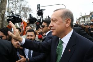 Erdoğan'ın konvoyunu durdurdular: "İyi ki doğdun Reis"
