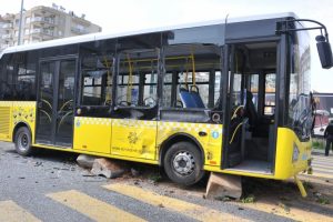 Halk otob&uuml;s&uuml;yle servis &ccedil;arpıştı: 5'i &ouml;ğrenci 6 yaralı