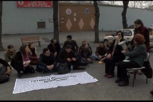 Tutuklu &ouml;ğrenciler i&ccedil;in cezaevi &ouml;n&uuml;nde ders