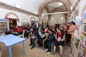 Bursalı &ccedil;ocuklar şiiri Yazgan'dan dinledi