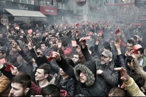 Trabzonspor taraftarlarından FIFA'ya kırmızı kartlı protesto