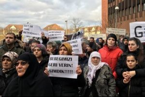 Danimarka'da T&uuml;rk ailenin bebeğine doğar doğmaz el koydular