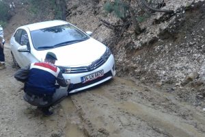 Bursa'da &ccedil;amura saplanan turistleri jandarma kurtardı