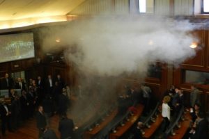 Kosova Meclisi'ne yine gaz atıldı