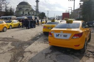 D&uuml;zce'de taksicilerin '10 bin lira' eylemi