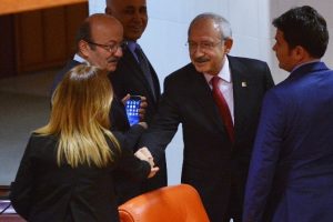 Kılı&ccedil;daroğlu, Nazlıaka ile tokalaştı