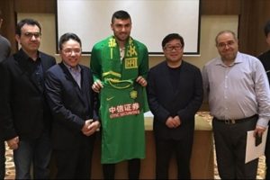 Burak Yılmaz tedavisi i&ccedil;in İstanbul'a geldi