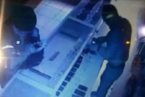 Kepengi kaldırıp, cam kapıyı taşla kırarak 80 telefon &ccedil;aldılar
