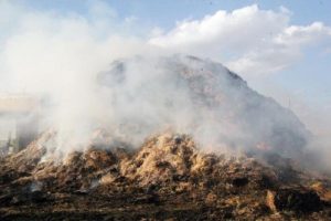 Şanlıurfa'da &ccedil;iftlik yangınında 30 ton saman k&uuml;l oldu