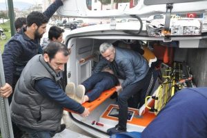 Bursa'da otob&uuml;s&uuml;n &ccedil;arptığı ambulans takla attı: 5 yaralı