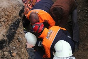 Toprak altında kalan k&uuml;&ccedil;&uuml;k &ccedil;ocuk &ouml;ld&uuml;