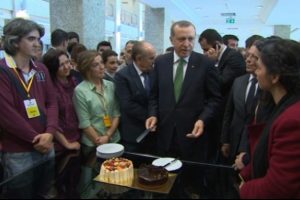 Gazetecilerden Erdoğan'a doğum g&uuml;n&uuml; s&uuml;rprizi