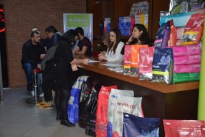 Bursa'da sokak hayvanları i&ccedil;in d&uuml;zenlenen konserde bilet yerine mama