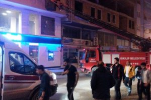 &Uuml;niversite &ouml;ğrencileri &ouml;l&uuml;mden d&ouml;nd&uuml;