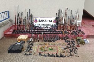 Baba ve oğlunun evinden cephanelik &ccedil;ıktı