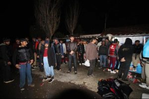 Ayvalık'ta 100 g&ouml;&ccedil;men yakalandı