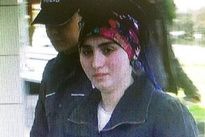 Korsan g&ouml;steride polise bomba atan kadın tutuklandı