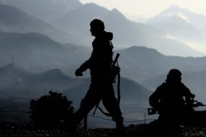 Sur'da &ccedil;atışma: 3 asker yaralandı