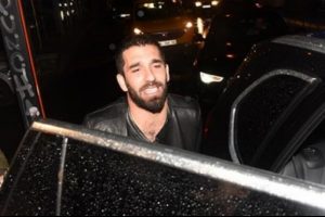 Arda Turan kaza yaptı! &Ccedil;arptığı araba...