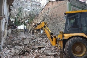 Bursa Gemlik'te metruk binalar yıkılıyor