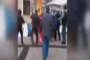 Protesto i&ccedil;in kendini yaktı