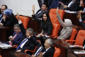 Cumhurbaşkanlığı ve Başbakanlık b&uuml;t&ccedil;eleri kabul edildi