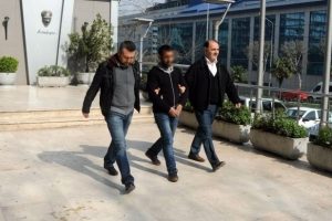 Bursa'da market &ccedil;alışanı gibi m&uuml;şterilere yardımcı olup, hırsızlık yaptı!