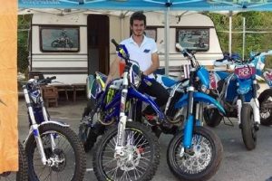 Avrupa şampiyonu motosiklet&ccedil;i ile babasını silah merakı tutuklattı